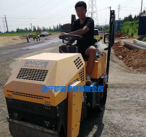 座駕振動壓路機，路面壓實施工現(xiàn)場